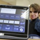 Camino Jiménez Martínez, en el aula de la Facultad con el programa y el ordenador que le facilita la comunicación. SECUNDINO PÉREZ