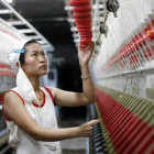 Una trabajadora en una fábrica textil china en Huaibei.