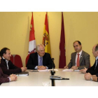 Fernández, De la Torre, García, Santos, Otero y García, durante el encuentro de ayer en la Junta.