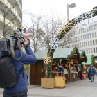 Un cámara toma imágenes del mercado navideño de Ludwighafen, en Alemania. MARTIN H. HARTMANN