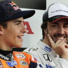 Fernando Alonso, junto a Marc Márquez, en Motegi (Japón).