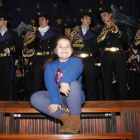 Aurora posa con los integrantes de la agrupación musical que han participado en el concierto benéfico en Maristas