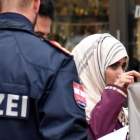 Un policía ordena a una mujer musulmana que se retire el velo en Austria.