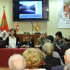 El alcalde de Molinaseca, Alfonso Arias, y Carrasco con miembros de la Casa de León, ayer.