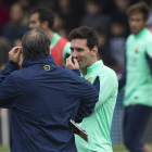 Gerardo Tata Martino habla con Leo Messi durante el entrenamiento del Barcelona.