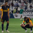 Lolo Pavón e Ignasi Miquel, cabizbajos sobre el césped del Nuevo Arcángel a la conclusión del partido ante el Córdoba.
