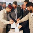 Una imagen premonitoria: el hijo del presidente asesinado vota junto al candidato del Kremlin