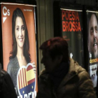 Carteles electorales en la estación de metro de la plaza de Catalunya