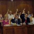 Los concejales del grupo municipal del PP, ayer en el pleno durante la votación de las retribuciones