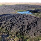 Los ecologistas denuncian el daño para el medio y para la salud de los lodos al aire libre. NORBERTO