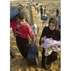 Una familia palestina inicia su éxodo desde Jerusalén