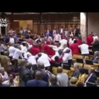Batalla campal en el parlamento de Sudáfrica.
