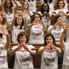 Las diputadas de Unidos Podemos  lucen camisetas en apoyo a la huelga feminista, el pasado 21 de febrero en el Congreso.