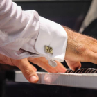 El pianista José Agustín Sánchez toca durante la campaña Desinfección Musical. JOHNNY PARRA