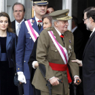 El rey es recibido cerca de la puerta del Palacio Real por el presidente del Gobierno.