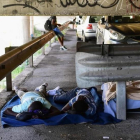 Unos inmigrantes tratan de descansar en el párking ubicado bajo un puente en la localidad italiana de Ventimiglia.