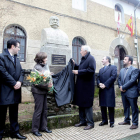 La alcaldesa Conchi López y Juan Manuel Desvalls, ante el busto de Policarpo Herrero, en presencia de Pablo Junceda y otros asistentes.