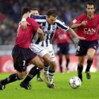 Cruchaga pelea un balón a Kovacevic en el partido disputado ayer en Anoeta