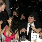 Harvey Weinstein habla con Salma Hayek en una fiesta, junto a Robert Rodríguez y Penélope Cruz, en el 2005.