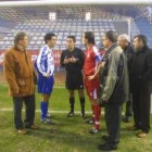 El colegiado consulta con los capitanes antes de suspender el choque