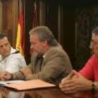 Momento de la firma del convenio para organizar el próximo año la Copa de la Reina de balonmano