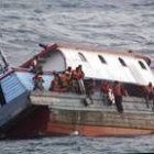 Imagen de unos indonesios saltando al agua para salvar sus vidas
