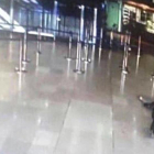 Imagen de las cámaras de seguridad del aeropuerto de Orly (París) donde se muestra al hombre abatido en el suelo de la terminal, el 18 de marzo.