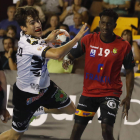 El extremo leonés Gonzalo Pérez, durante un partido con el Abanca Ademar. RAMIRO