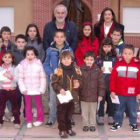 Matías Llorente y la concejala Ester Provecho con los niños receptores de la ayuda municipal.