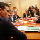 Pedro Sánchez, reunido con el equipo negociador del PSOE, este viernes en el Congreso.