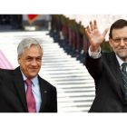 Sebastián Piñera y Mariano Rajoy saludan ayer, en Santiago de Chile.