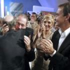 Rubalcaba es felicitado por Javier Solana, junto a Sonsoles Espinosa y Zapatero.