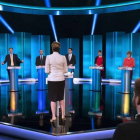 De izquierda a derecha, Natalie Bennett (Verdes), Nick Clegg (Liberal Demócratas), Nigel Farage (UKIP), Ed Miliband (Partido Laborista), Leanne Wood (Plaid Cymru), Nicola Sturgeon (SNP) y David Cameron (Partido Conservador ), durante el único debate telev