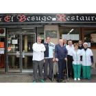 Imagen de familia de propietarios y trabajadores del restaurante El Besugo
