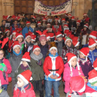 Los niños dan la bienvenida a la Navidad sacando del armario el disfraz de Papá Noel.