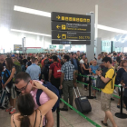 Colas en el Aeropuerto de El Prat este domingo, día en el que se han retomado los pares parciales de los empleados de seguridad