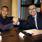 Neymar estrecha la mano con su presidente Josep María Bartomeu tras firmar su renovación. FCB