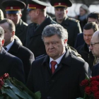Poroshenko, en el centro, durante un acto celebrado ayer en Kiev.