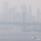 El humo cubre la bahía de Nueva York. JUSTIN LANE