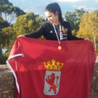 Sandra López con su medalla y la bandera de León. DL