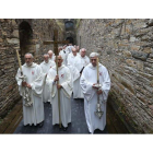 Un momento de la marcha de la Coral Gregoriana entre los muros del monasterio de Montes. ANA F. BARREDO