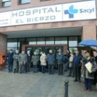 Los miembros de la asociación se reunieron ayer con el gerente del Hospital del Bierzo, Juan García