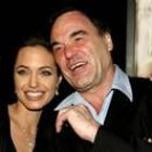 La actriz Angelina Jolie junto al director de la película, Oliver Stone