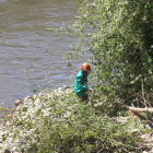 Dos brigadistas que operan para la Miño-Sil, en Cúa.