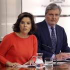 La vicepresidenta del Gobierno y ministra para la Administración Territorial, Soraya Sáenz de Santamaría, junto al portavoz y ministro de Educación, Cultura y Deporte, Íñigo Méndez de Vigo.