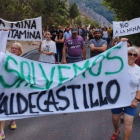 Los vecinos del pueblo durante la protesta de ayer en la carretera de Valdecastillo. CAMPOS