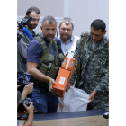 Un soldado separatista sostiene una de las cajas negras.