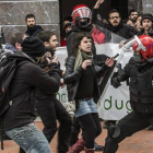 Enfrentamientos entre miembros de la Ertzaintza y grupos de manifetantes durante la protesta por el foro económico que se celebra hoy en Bilbao.