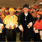 El consejero de Educación, Juan José Mateos, y el rector de la Universidad, José Ángel Hermida, entran en el Aula Magna San Isidoro donde se desarrolló el acto.