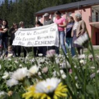 Una decena de padres se manifestaron en el patio del colegio para protestar por el proyecto municipa